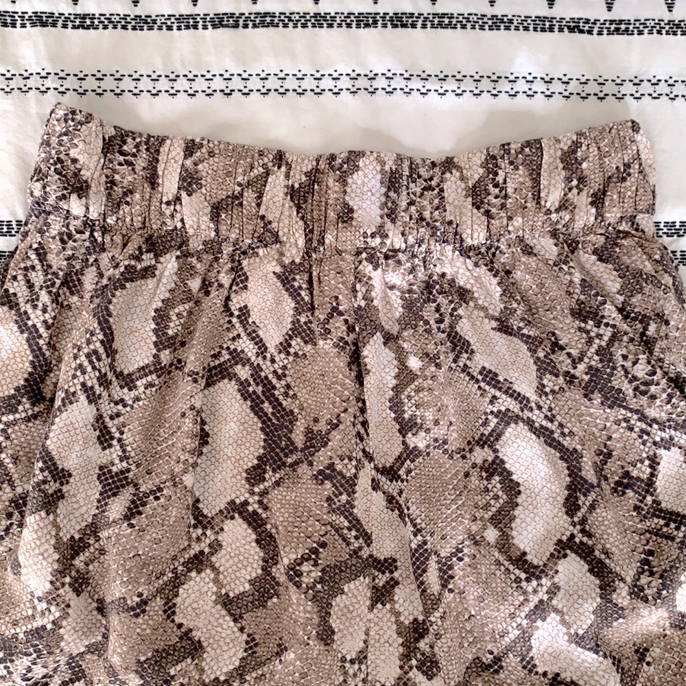 H&M Flowy Pleated Shorts in Python Print Size: 4 - Picture 6 of 8